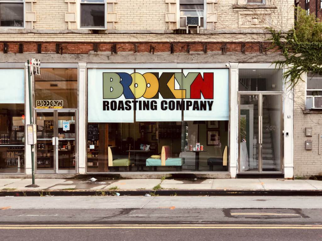 Le café refroidit sur le rebord, Brooklyn dort&nbsp;encore