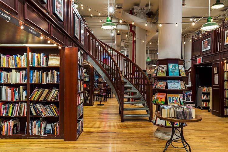 Housing Works bookstore, une lueur sur&nbsp;l&rsquo;étagère